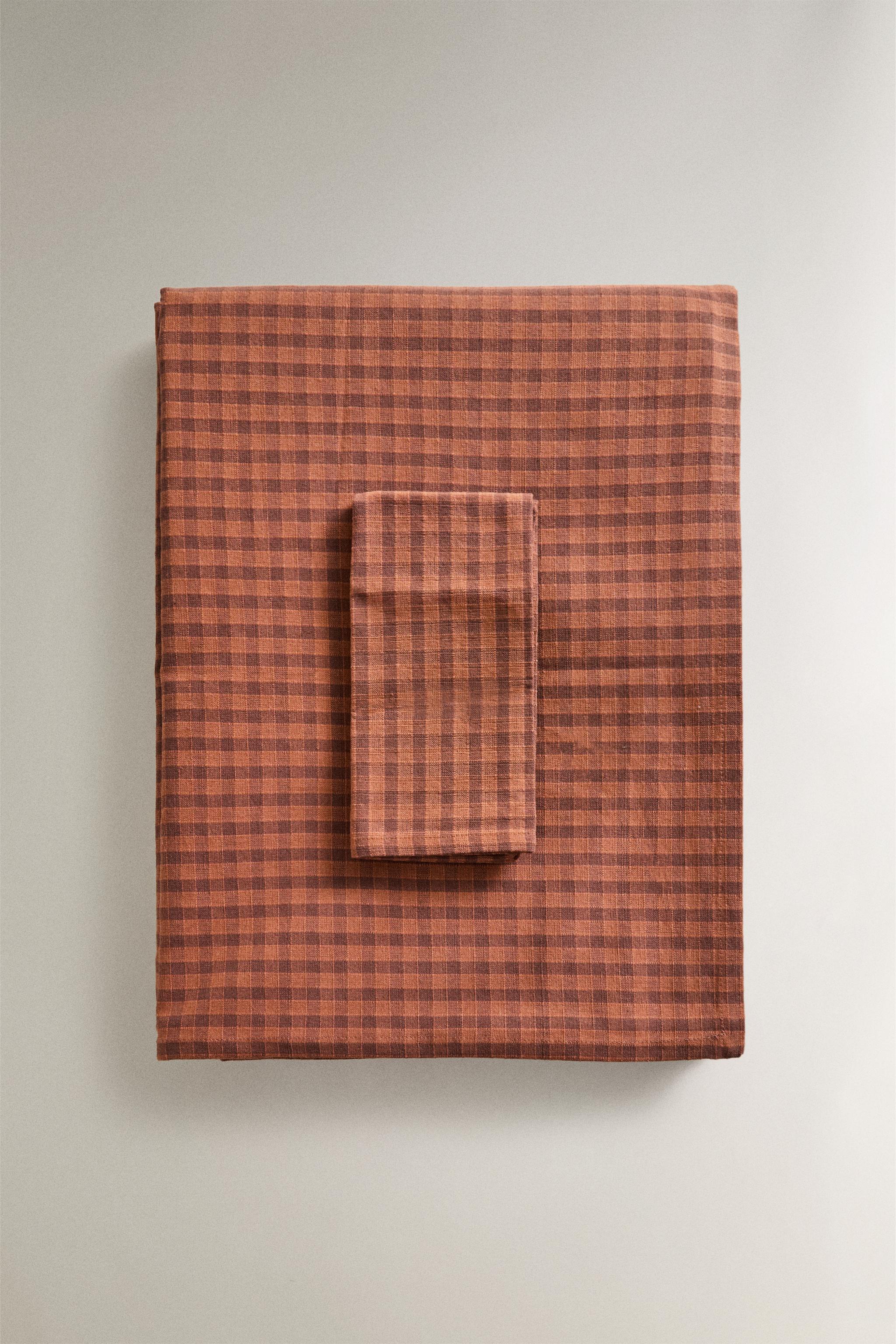 CHECKED TABLECLOTH WITH TOPSTITCHING